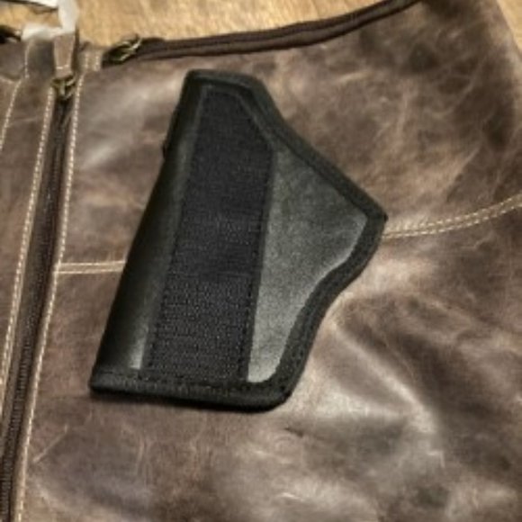 GUN TOTE'N MAMAS Brown leather concealed carry messenger bag - Picture 8 of 9
